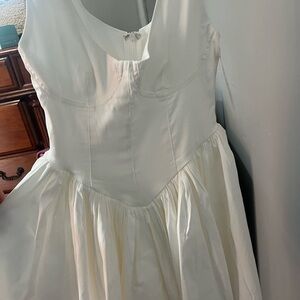 Elegant White Sleeveless Dress